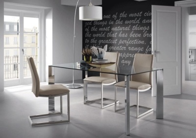 Mesa de vidro com três cadeiras bege numa sala minimalista branca com parede preta com texto em branco