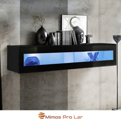 Móvel suspenso preto com porta de vidro azul e objetos decorativos em cima