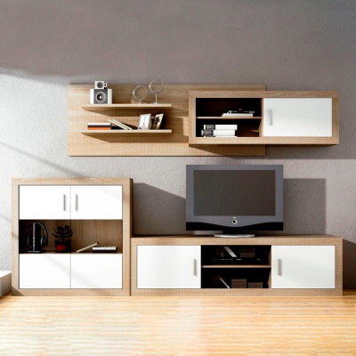 Móvel de sala em madeira clara e branco com TV e decoração