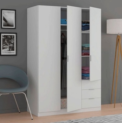 Guarda-roupa branco com portas abertas em sala com cadeira azul, fotografias e luminária de pé