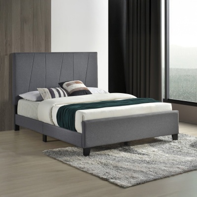 Cama de casal cinza estofada com roupa de cama branca e manta verde escura