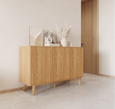 Aparador em madeira clara com decoração branca num ambiente minimalista