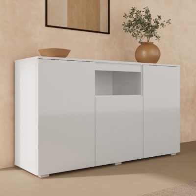 Aparador branco lacado com portas, gaveta e decoração com vaso terracota e planta