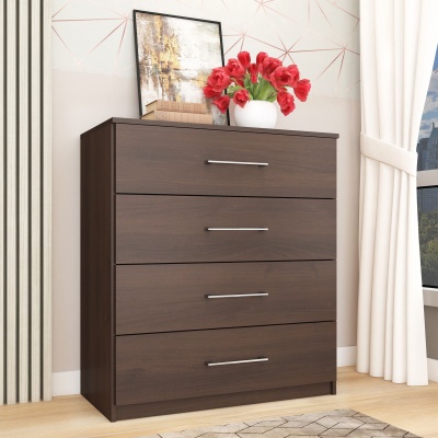 Cômoda de madeira escura com quatro gavetas e decoração em cima