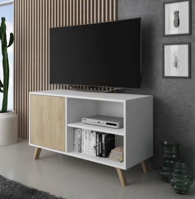 Móvel de TV branco com porta de madeira clara e televisão preta