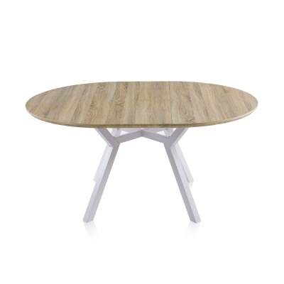 Mesa de jantar oval com tampo em madeira clara e pernas brancas