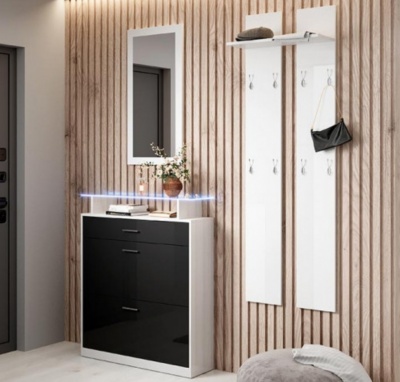 Móvel de entrada preto e branco com espelho e cabide numa parede de ripas de madeira clara