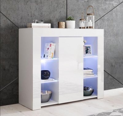 Móvel branco lacado com prateleiras iluminadas e decoração