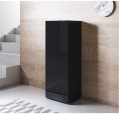 Móvel alto negro brilhante junto a parede de madeira clara numa sala com escada cinzenta e relógio redondo