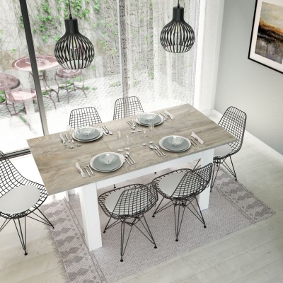 Mesa de jantar retangular em madeira clara com 6 cadeiras metálicas e dois candeeiros pendentes pretos