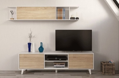 Móvel de TV moderno com televisão e estante branca e madeira clara numa sala minimalista