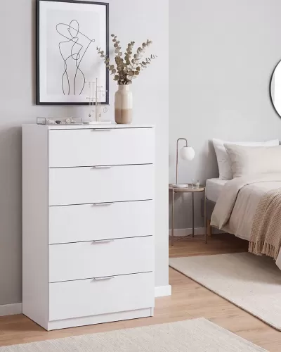 Cómoda branca com decoração e ilustração minimalista na parede, ambiente de quarto moderno e claro