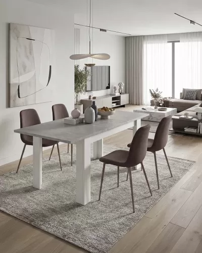 Mesa de jantar branca com tampo tipo mármore, quatro cadeiras castanhas e tapete cinza numa sala moderna