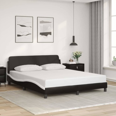 Cama de casal preta com colchão branco, mesas de cabeceira e candeeiro pendente em quarto moderno