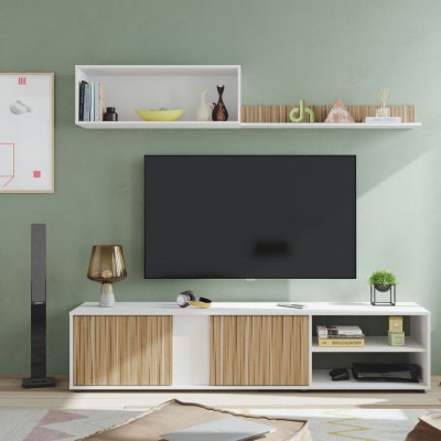 Móvel de televisão branco e madeira com televisão numa parede verde