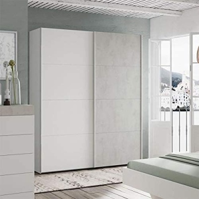 Roupeiro de portas correr branco e cinza num quarto moderno claro