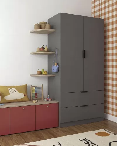 Roupeiro cinza escuro com móvel vermelho e prateleiras de madeira em canto com decoração, parede xadrez castanho e branco.
