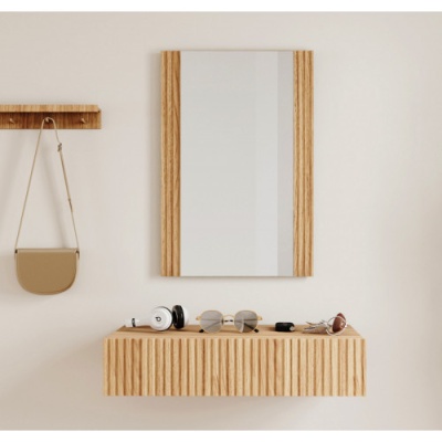 Espelho rectangular com moldura de madeira e prateleira flutuante com acessórios pessoais sobre ela