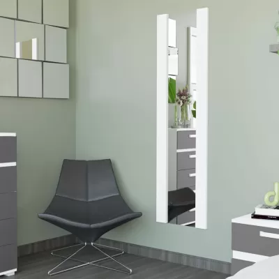 Cadeira preta moderna, espelho branco de parede e armário cinzento branco