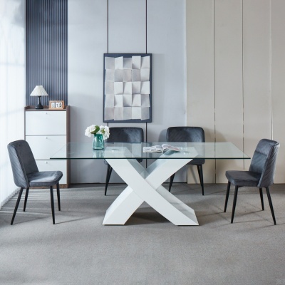 Sala de jantar com mesa de vidro e cadeiras cinzentas