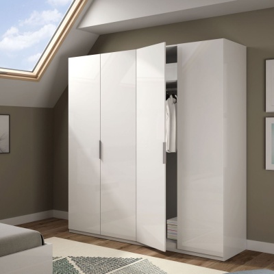 Armário branco lacado de quatro portas num quarto com parede cinzenta e janela de teto