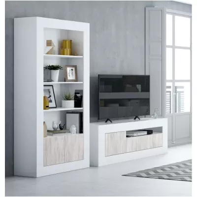 Móvel de sala branco com detalhes em madeira clara e televisão