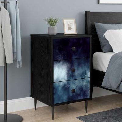 Cómoda preta com gavetas azuladas e decoração minimalista ao lado de cama