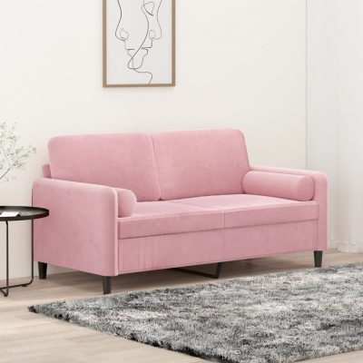 Sofá cor-de-rosa aveludado de dois lugares numa sala com tapete cinza e quadro minimalista.