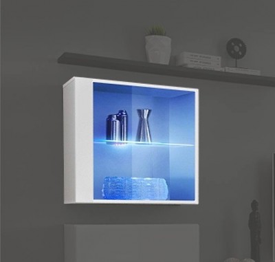 Móvel de parede branco com interior azul iluminado contendo objetos decorativos