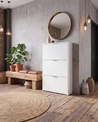 Móvel branco com três portas e espelho redondo numa sala com banco de madeira, plantas em vasos e candeeiros pendentes.