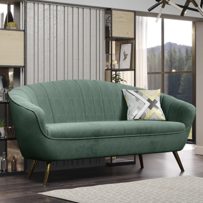 Sofá verde com almofada decorativa numa sala moderna com parede cinza