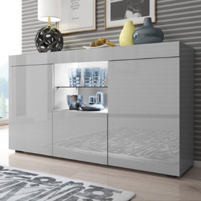 Aparador de madeira lacado branco de alto brilho com decoração e copos em sala moderna