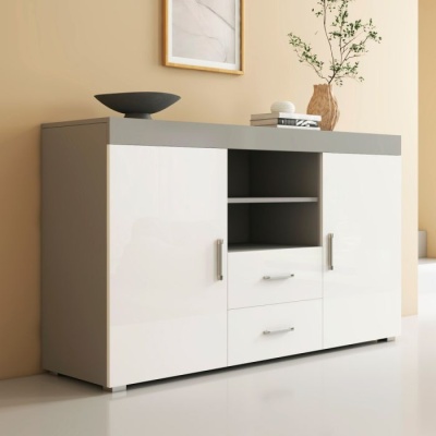 Aparador moderno cinza e branco com decoração e quadro na parede bege