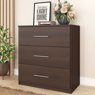 Cômoda de madeira escura com três gavetas e decoração de flores e quadro