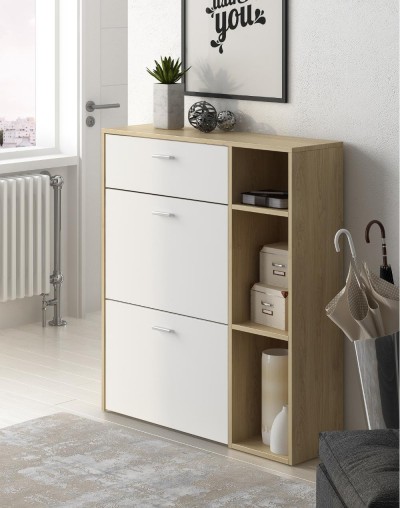 Móvel de entrada em madeira clara com portas brancas e prateleiras laterais decoradas, planta, quadro e guarda-chuvas ao lado