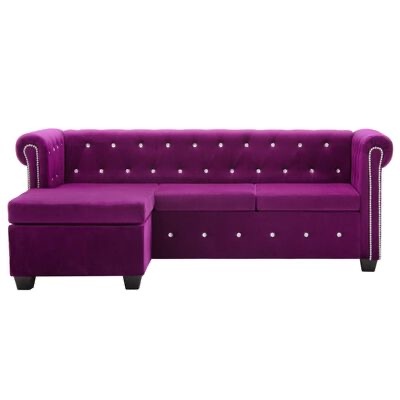 Sofá chaise longue roxo em veludo com botões brancos e tachas metálicas nas laterais