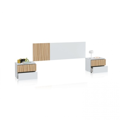 Conjunto de móveis de quarto com mesas de cabeceira brancas e madeira clara e cabeceira combinando