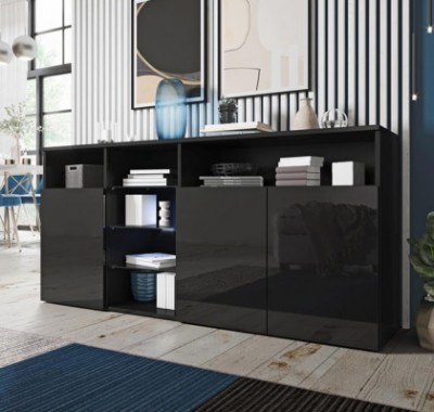 Móvel de arrumação preto brilhante com prateleiras abertas e portas num ambiente moderno