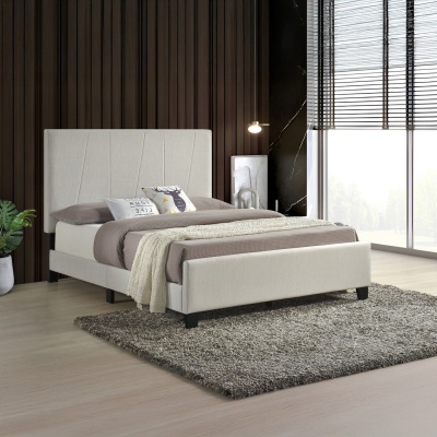 Cama estofada branca com roupa de cama bege e cinza num quarto moderno com janela grande e tapete cinza