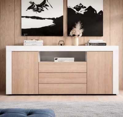 Aparador branco e madeira clara contra parede de madeira com pinturas em preto e branco