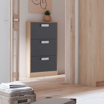 Móvel de três gavetas cinza escuro com estrutura de madeira clara suspenso numa parede branca com decoração minimalista.