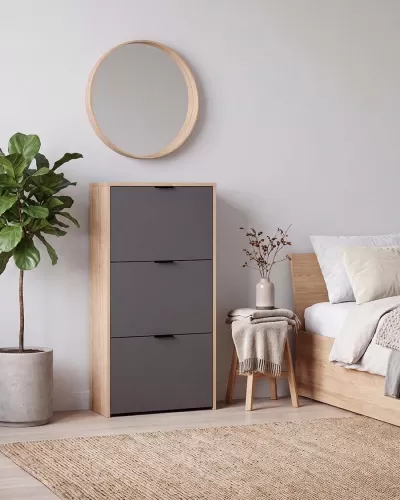 Móvel cinzento com estrutura em madeira e decoração minimalista