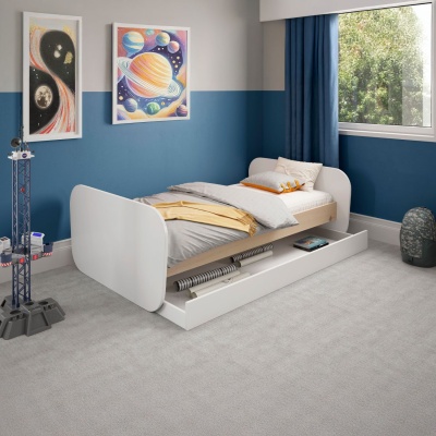 Cama branca com gaveta aberta cheia de rolhas de cortiça em quarto com paredes azuis e quadros de planetas.