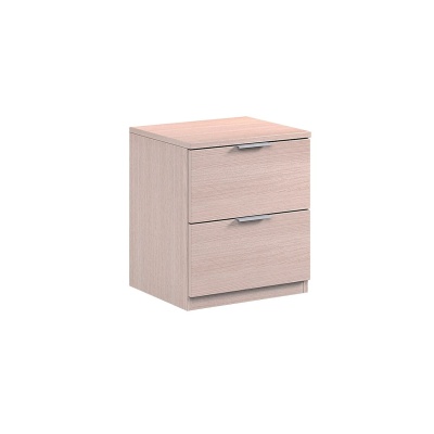 Móvel de duas gavetas em madeira clara com puxadores prateados