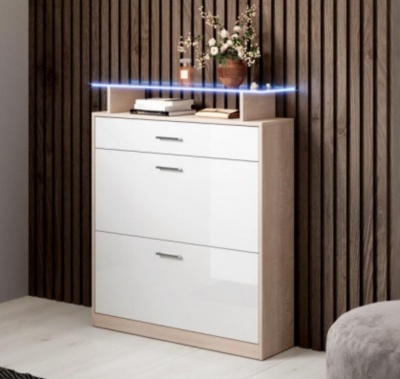 Móvel de arrumação em madeira clara com gavetas brancas e decoração em parede de madeira escura