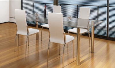 Mesa de jantar com tampo de vidro e quatro cadeiras brancas, ambiente com chão de madeira