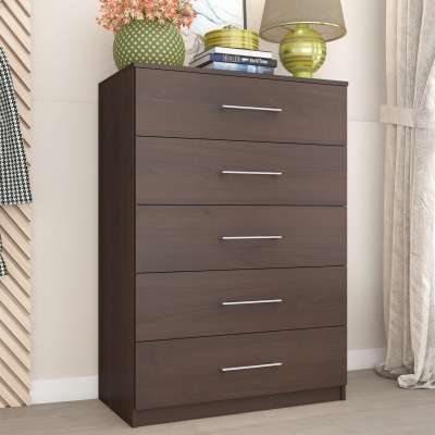 Cómoda de madeira escura com cinco gavetas e decoração em cima
