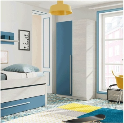 Quarto infantil com cama branca e azul, armário azul e bege, cadeira amarela e tapete colorido