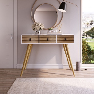 Aparador de madeira com três gavetas e espelho redondo, decorado com flores e abajur