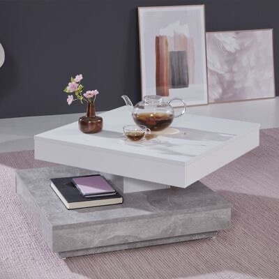 Mesa de centro branca e cinza com decoração de flores e bule de chá numa sala com quadros abstratos